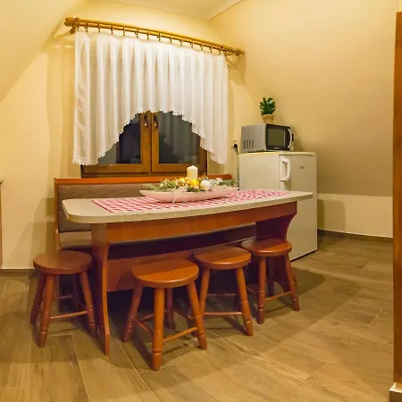 & Adrian Delux Homestay *
